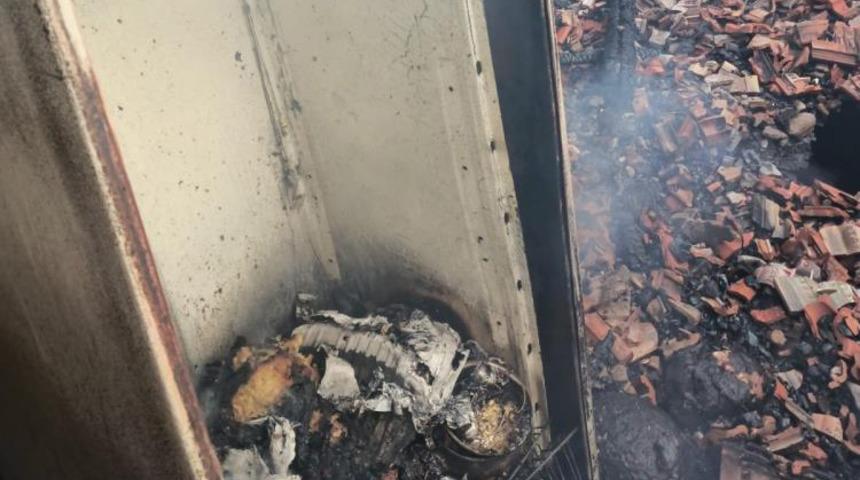 Ocakta unutulan kızartma yağı yangın &ccedil;ıkarttı! Ev k&uuml;le d&ouml;nd&uuml;