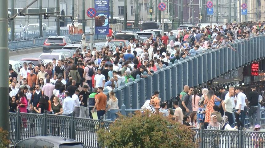İstanbul'un tarihi mekanlarında bayram kalabalığı! Emin&ouml;n&uuml;, Ayasofya ve Ey&uuml;psultan doldu taştı