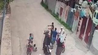 Motosikletle geldiler, 17 yaşındaki genci öldürdüler! Sokak ortasındaki cinayet kamerada