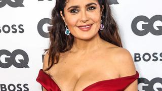 Salma Hayek göğüslerine bir parça havlu kapatıp sauna keyfi yaptı