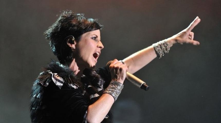 Dolores O'Riordan neden &ouml;ld&uuml;? D&uuml;nyaca &uuml;nl&uuml; Cranberries solisti Dolores O'Riordan kimdir?