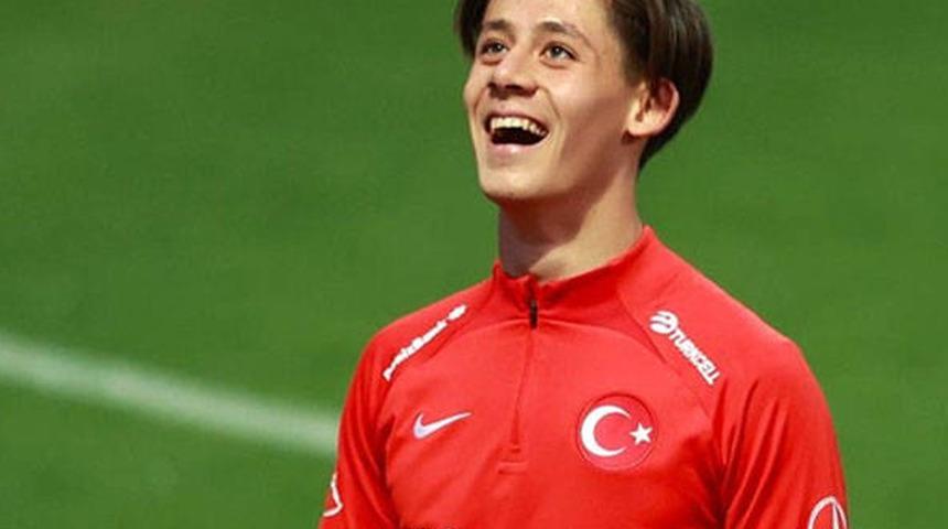 Dünya onu konuşmaya devam ediyor! FIFA resmi hesabı Fenerbahçe'nin paylaşılamayan yıldızı Arda Güler'i paylaştı