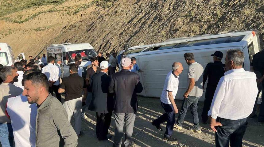 Yaylaya gidenleri taşıyan minibüs takla attı: Çok sayıda kişi yaralandı