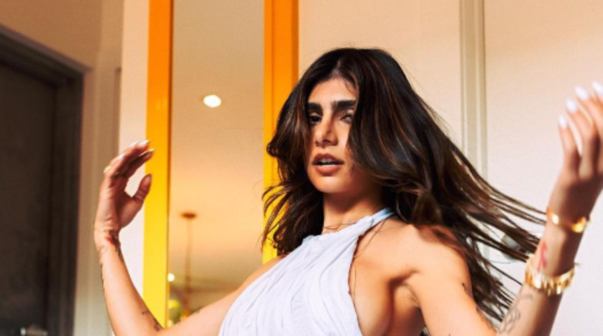 Mia Khalifa bunu hep yapıyor! Tamamen çıplak kaldı... Cinsel organını bir demet çiçekle örttü