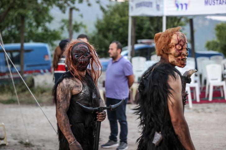 Osmanlı'dan yadigâr gelenek bir kez daha tüyler ürpertti! 'Deliler' ansızın sesler çıkarıp korkuttu: "İlgi çok güzel ve yoğun" G4