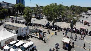 Bayram tatilini fırsat bildiler! Adalar’a gitmek isteyenler Kadıköy İskele’de kuyruk oluşturdu... Sıranın sonu gözükmedi