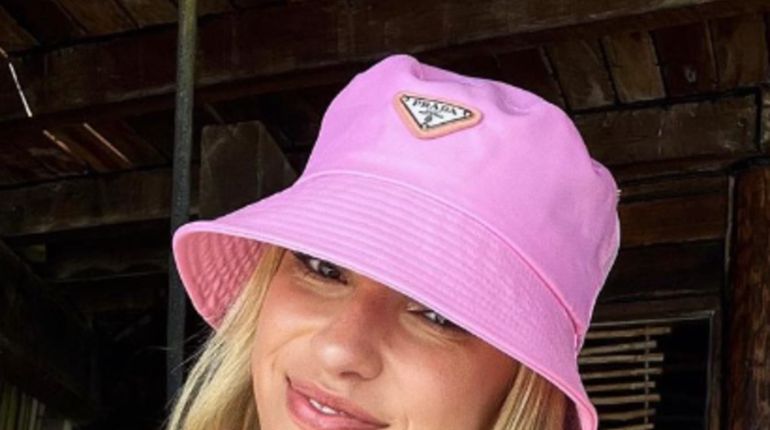 'Dünyanın en seksi voleybolcusu' olarak tanınıyor! Kayla Simmons’ın bikini üstü göğüslerine küçük geldi