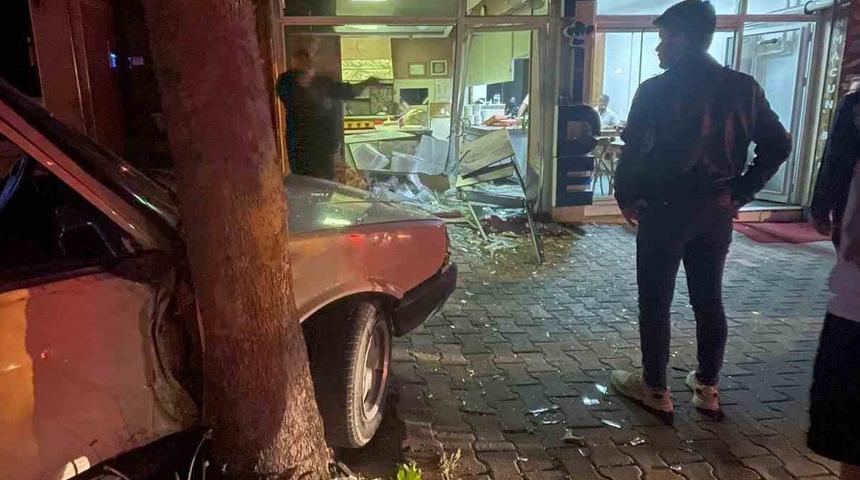 Kontrolden çıkan otomobil pide dükkanına daldı!