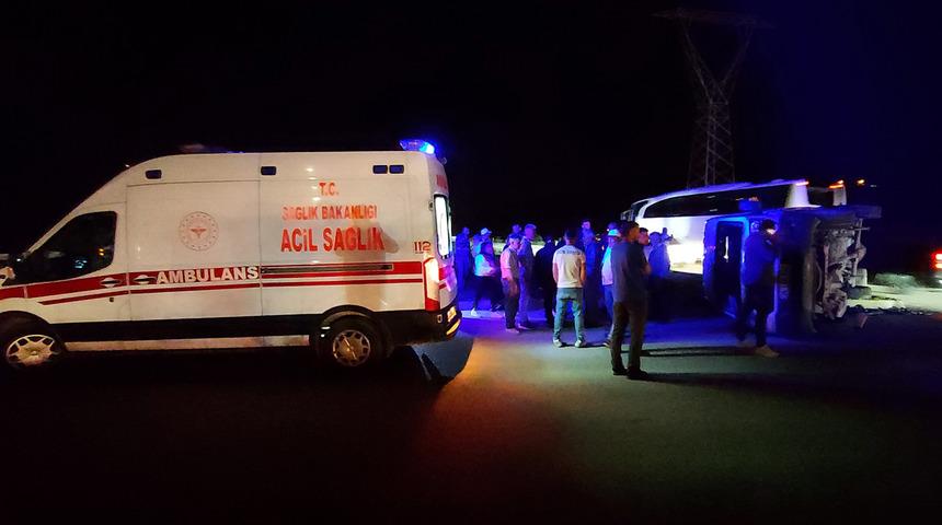 Amasya'da trafik kazası! Otomobil ve minib&uuml;s &ccedil;arpıştı: 17 yaralı