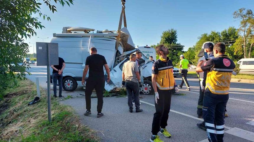 Aracın içinde sıkıştılar! Canlı yayın aracı kaza yaptı: 2 ölü, 1 yaralı... 