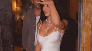 Kim Kardashian minik bikinisini giyip kıvrımlarını sergiledi