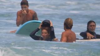 Shakira'nın zor anları! Sörf tahtasından düştü yardımına hocası ve tatilciler yetişti