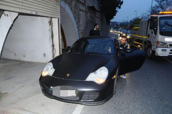 Kenan Doğulu, kendi kullandığı Porsche marka otomobili ile Arnavutköy’deki stüdyosuna gitmek isterken yolda kaldı.Lüks otomobilinin benzini Aşiyan civarında biten Doğulu, “Starlık mıtarlık kalmadı” dedi.