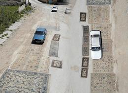 Üzerinden araçlar geçiyor, değerine değer katıyor! Metrekaresi 150-200 dolar arasında alıcı buluyor... "Görenler şaşırıyor, neden yola serdiğimizi soruyorlar"