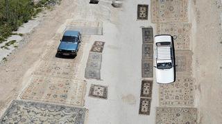 Üzerinden araçlar geçiyor, değerine değer katıyor! Metrekaresi 150-200 dolar arasında alıcı buluyor... Görenler şaşırıyor, neden yola serdiğimizi soruyorlar