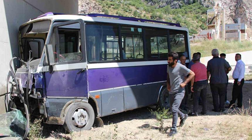 Amasya'da feci kaza... Önce otomobile, sonra da köprü ayağına çarptı: 21 kişi yaralandı!