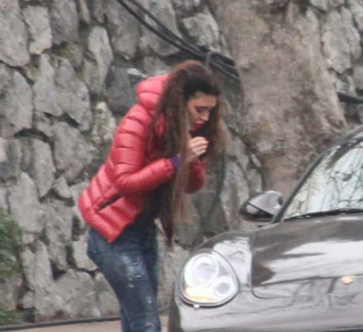 Şarkıcı Ebru Polat, Porsche marka spor otomobiliyle Nişantaşı’nda yolda kaldı. 