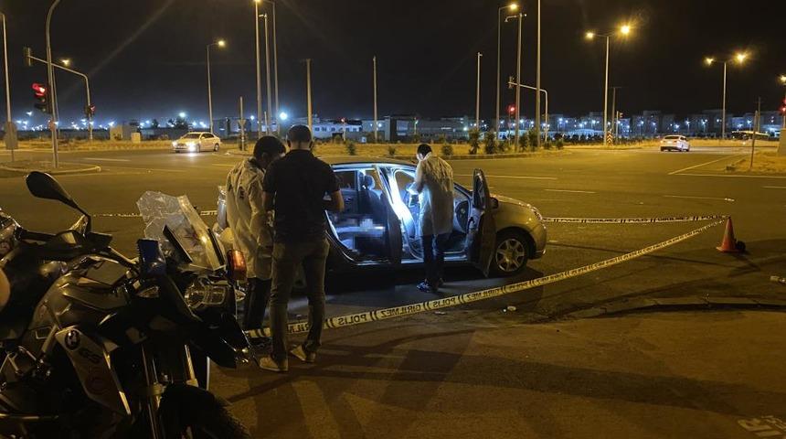 Diyarbakır'da otomobilde erkek cesedi bulundu! G&ouml;zaltılar var