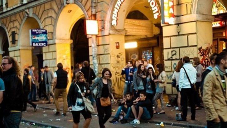 Türk gazeteci çifte St. Petersburg’da barda meydan dayağı! 