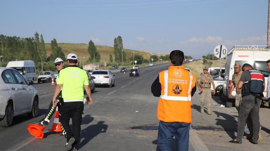 Van'da minibüs ile hafif ticari araç çarpıştı: 19 kişi yaralandı
