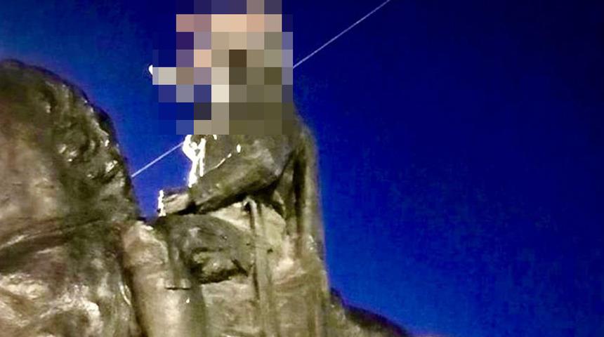 Şanlıurfa'da tepki çeken görüntüler! Atatürk büstüne çıkıp, ayak ayak üstüne atarak poz verdi: Polis tarafından yakalandı