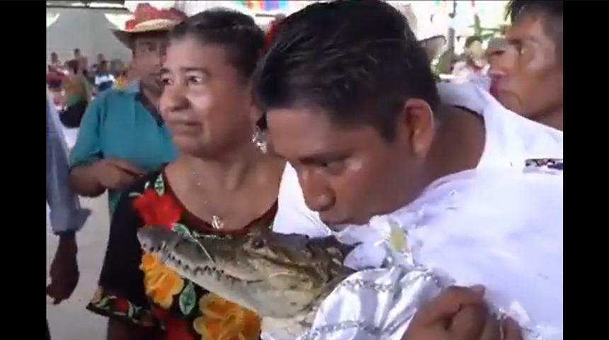 İlginç ritüel: Belediye başkanı timsahla 2'nci kez evlendi! "Birbirimizi çok seviyoruz..."