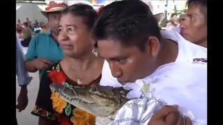 İlginç ritüel: Belediye başkanı timsahla 2'nci kez evlendi! Birbirimizi çok seviyoruz...