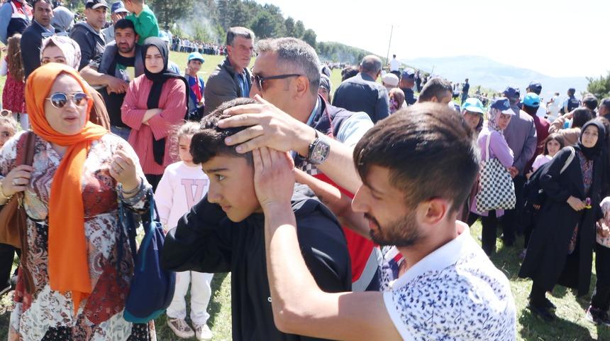 Cirit gösterisinde ortalık karıştı! Başlarına isabet etti, atlar kontrolden çıktı: Yaralılar var
