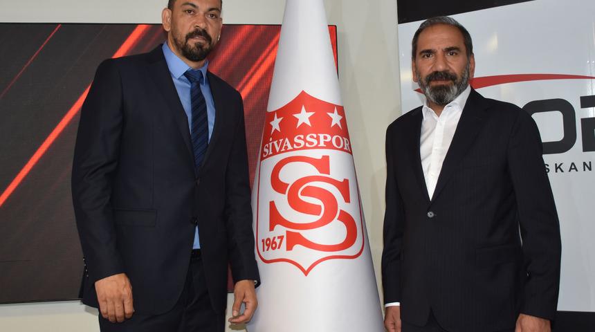 Sivasspor, Servet Çetin ile sözleşme imzaladı