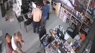 Boğazına ekmek takıldı: Nefessiz kaldı! Hayat veren müdahale saniye saniye kaydedildi...