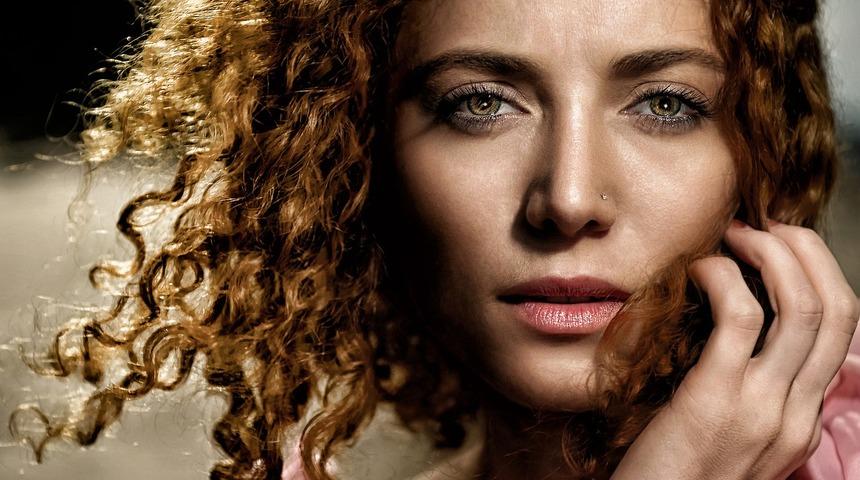 3 adımda 10 yaş gençleşin! Anında daha genç görünmenizi sağlayan basit ama etkili saç modelleri