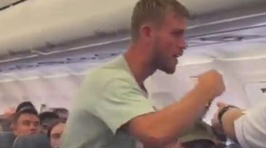 Havada panik! Uçağın kapısını açmaya çalıştı... Korku dolu anlar böyle kaydedildi!