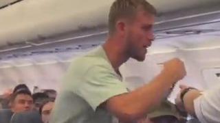 Havada panik! Uçağın kapısını açmaya çalıştı... Korku dolu anlar böyle kaydedildi!