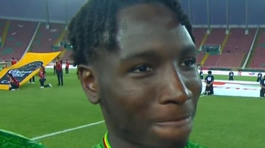 Sosyal medya bu eğlenceli videoyu konuşuyor! Milli marş okunurken ciddiyetini kaybetti, krize girmekten son anda kurtuldu...