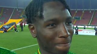 Sosyal medya bu eğlenceli videoyu konuşuyor! Milli marş okunurken ciddiyetini kaybetti, krize girmekten son anda kurtuldu...