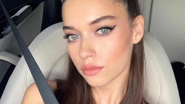 Yalı Çapkını'nın yıldızı Afra Saraçoğlu'na üstü küçük geldi! Yorgana benzetilen büstiyer alay konusu oldu