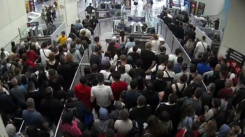 Tüm zamanların rekoru! Bayram tatilinde 270 bin kişi geçti... Araç kuyrukları oluştu