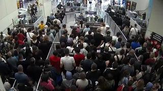 Tüm zamanların rekoru! Bayram tatilinde 270 bin kişi geçti... Araç kuyrukları oluştu