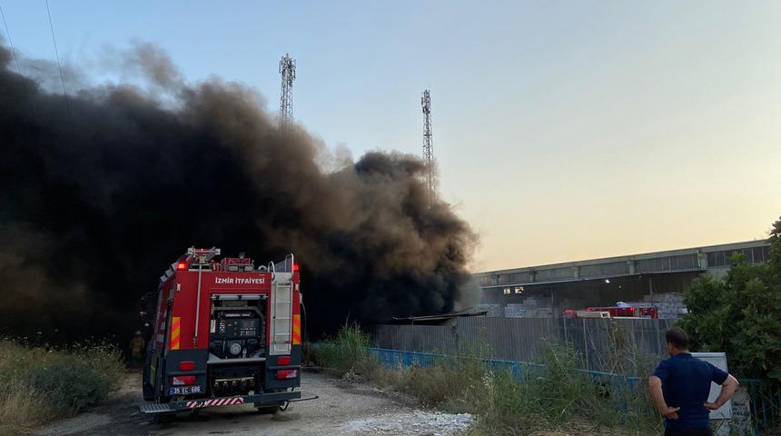 İzmir'de fabrika yangını! Çok sayıda itfaiye ekibi sevk edildi