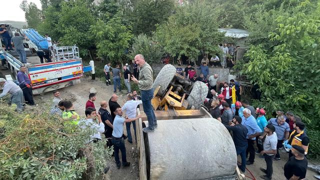 Silindir, şarampole devrildi, baba ve bir oğlu araçtan atladı!