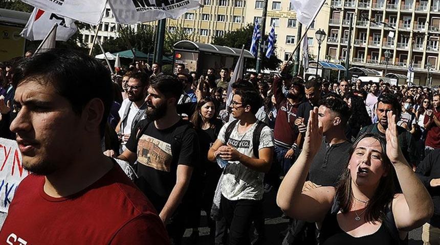 Fransa'daki eylemler komşuya da sıçradı! Atina Büyükelçiliği önünde protesto yaptılar