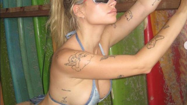 Arkadaşı dans ederken bir anda tişörtünü kaldırdı! Model Lottie Moss arkadaşının göğüslerini paylaştı