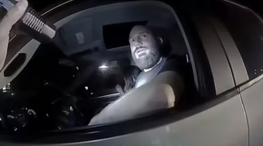 Çocuğa cinsel istismar suçundan aranıyordu! Arabasında 6 çocukla birden yakalandı... Savunması herkesi şaşkına çevirdi