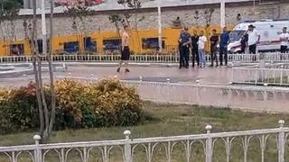 Taksim Meydanı’nda hareketli dakikalar! Bıçakla kendini rehin aldı...