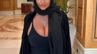 Sosyal medya fenomeni Apollonia Llewellyn dekoltesiyle bir görene bir daha baktırdı! Üstü küçük gelince sadece göğüs uçlarını örttü