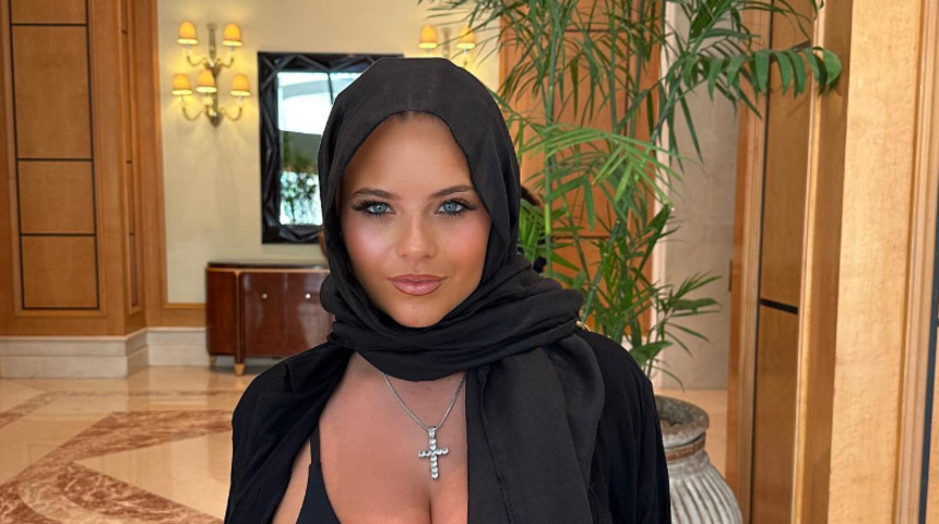 Sosyal medya fenomeni Apollonia Llewellyn dekoltesiyle bir görene bir daha baktırdı! Üstü küçük gelince sadece göğüs uçlarını örttü