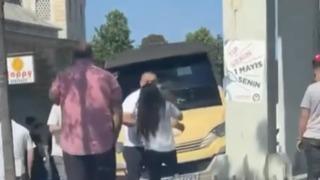 Trafikte korkutan anlar! Siniri krizi geçiren kadın minibüsün direksiyonunu kırdı, faciadan dönüldü