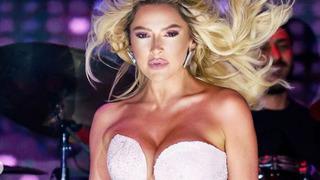 Hadise bikinisiyle yere oturdu! Ayna önünü podyum gibi kullandı