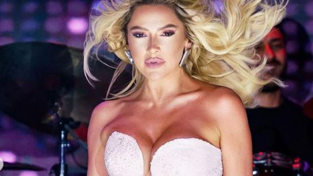 Hadise bikinisiyle yere oturdu! Ayna önünü podyum gibi kullandı