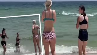 Deniz kenarında kabus dolu anlar! Köpek balığı kıyıya kadar geldi... Çığlık çığlığa kaçarak zor kurtuldular